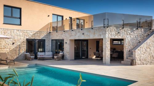 Modern Villa Ava with outdoor pool in Tar