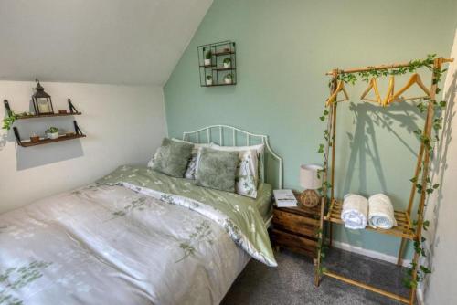 a bedroom with a bed and a shelf at Stylish 2BR Cottage Pet-Friendly with Free Parking in Partington