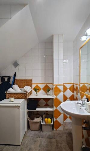 un bagno con lavandino, WC e specchio di La Ayalguina, Selnatur a Mestas de Con