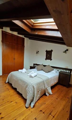 una camera da letto con un letto grande in una stanza di La Ayalguina, Selnatur a Mestas de Con