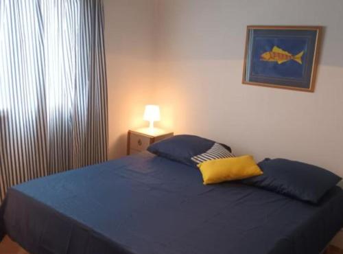 Giường trong phòng chung tại Apartments Anna Biograd na Moru