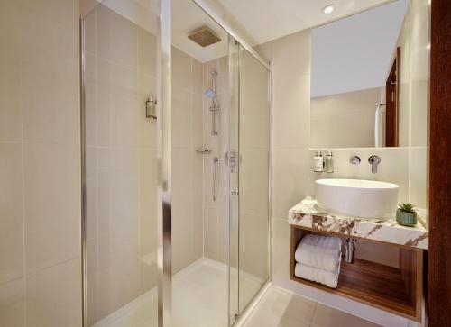 Baðherbergi á The Cura Hotel Kensington, London, a Tribute Portfolio Hotel