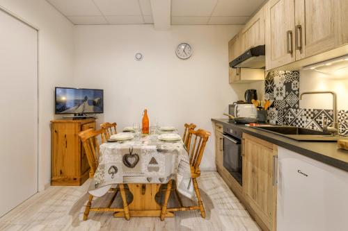 La Maisonnée de Julie Chamonix Centre: Walk to Aiguille du Midi, Sleeps 5 - Happy Rentals photo 10
