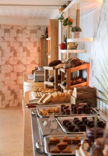 una panadería con diferentes tipos de donuts y repostería en Best Western Premier Santa Maria, en LʼÎle-Rousse