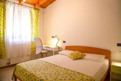 En eller flere senge i et værelse på Bright apartment with two lovely terraces