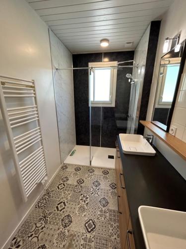 Et badeværelse på Gite Vintage 63 Le Hameau 1936