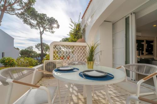 a patio with a table and chairs on a balcony at Casa do Gil in Loulé