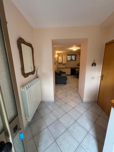 pasillo con suelo de baldosa y espejo en Casa Vacanze Ester, en San Nicola Manfredi