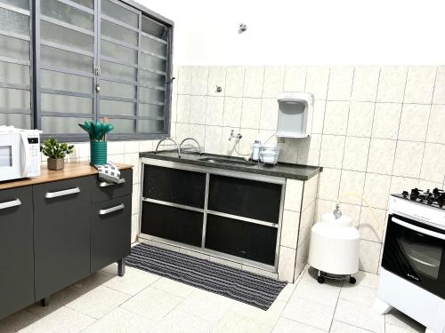 A cozinha ou kitchenette de Acolhedora casa de 03 quartos