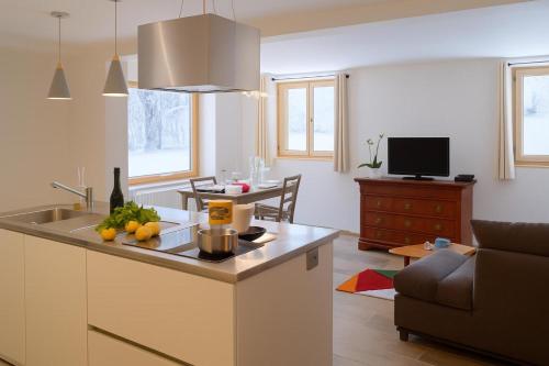 een keuken met een wastafel en een aanrecht met fruit erop bij Appartement La Creusettaz Happy Rentals in Chamonix-Mont-Blanc