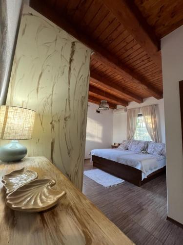 a bedroom with a bed and a table with a table sidx sidx sidx at Hármaspuszta Vendégház in Fülöpszállás