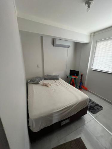 チジュカスにあるAurora Borealの白い部屋にあるベッドのある寝室