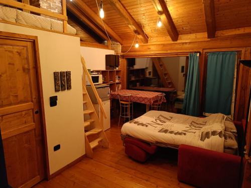 une chambre avec un lit et un bureau dans une pièce dans l'établissement la casa sull'arcobaleno 1, à Manta