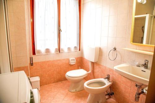un baño con inodoro y lavabo en Downtown flat 250mt from the beach, en Eraclea Mare