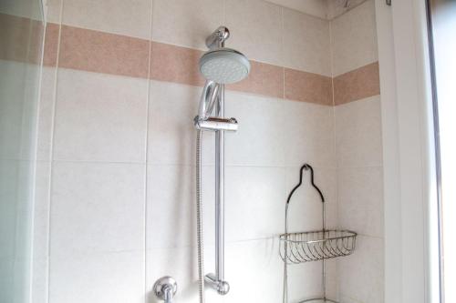 um chuveiro com chuveiro em um banheiro em Centric apartment by the beach em Eraclea Mare