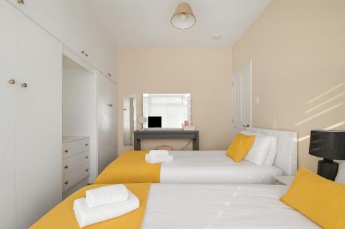 Postel nebo postele na pokoji v ubytování Driveway Spacious 3 Bedroom Home in Greenford