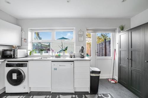 Kuchyň nebo kuchyňský kout v ubytování Driveway Spacious 3 Bedroom Home in Greenford