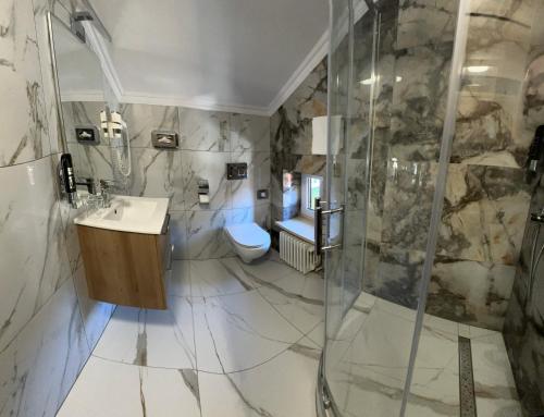 Koupelna v ubytování Hotel Gundl Alm