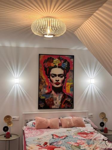 een slaapkamer met een groot schilderij boven een bed bij Ferienhaus Lopezan House, Living in Hornberg