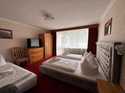 Postel nebo postele na pokoji v ubytování Hotel Gundl Alm