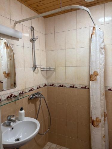 Phòng tắm tại 5 bedroom house