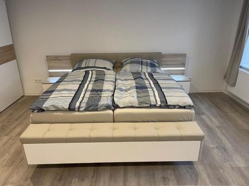 un lit avec deux oreillers dessus dans une chambre dans l'établissement Schwarzwald-Apartments-Vogel, à Hüfingen