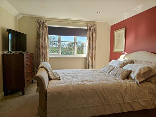 En eller flere senge i et værelse på 3 Bed in Fairford oc-r34367