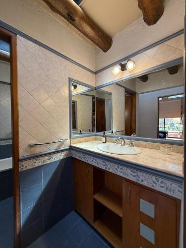 ein Badezimmer mit Waschbecken und Spiegel in der Unterkunft Gran Casa con Piscina in Ciudad Lujan de Cuyo