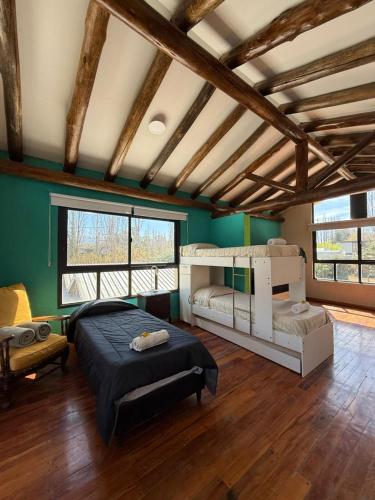 ein Schlafzimmer mit zwei Etagenbetten in einem Zimmer in der Unterkunft Gran Casa con Piscina in Ciudad Lujan de Cuyo