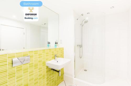 une salle de bain avec lavabo et douche dans l'établissement Brindley 2BDR Apartment By Emporium Property Management Short Lets & Serviced Accommodation Birmingham On The 15th Floor Offering Panoramic City Views With Free WiFi, à Birmingham