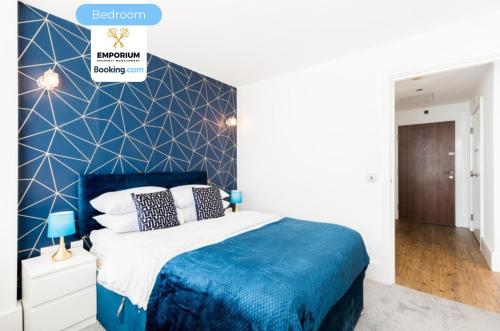 - une chambre avec un lit bleu et un couvre-lit bleu dans l'établissement Brindley 2BDR Apartment By Emporium Property Management Short Lets & Serviced Accommodation Birmingham On The 15th Floor Offering Panoramic City Views With Free WiFi, à Birmingham