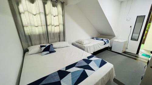 Zimmer mit 2 Betten in einem Zimmer in der Unterkunft Pousada Zen in Angra dos Reis