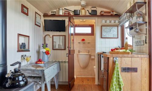 een kleine keuken met een tafel in een tiny house bij 1 Bed in Masbury oc-l32718 in Oakhill