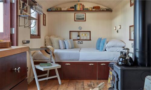 een slaapkamer met een groot bed in een kamer bij 1 Bed in Masbury oc-l32718 in Oakhill