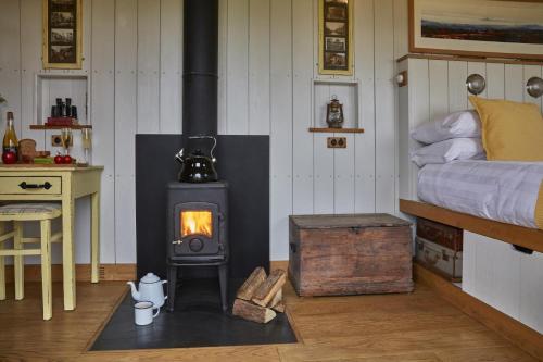 En eller flere senge i et værelse på 1 Bed in Masbury oc-t32717