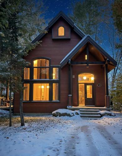 een huis in de sneeuw 's nachts bij Nature & confort - Refuge L'Equilibre in Scott