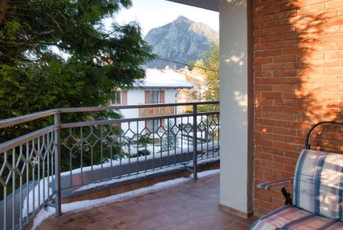 un balcone con vista su un edificio di Terrazza Alpina in centro Barzio a Barzio