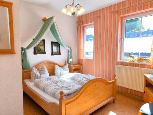 Giường trong phòng chung tại Gasthaus und Hotel Peterhänsel