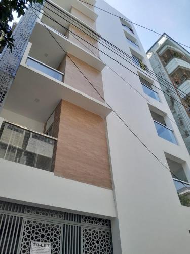 una vista exterior de un edificio blanco con ventanas en Chiakunja, en Sekerkalsi