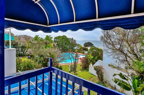 een balkon met uitzicht op een zwembad bij Okeanós View - 4 Akrotiri in Ballito