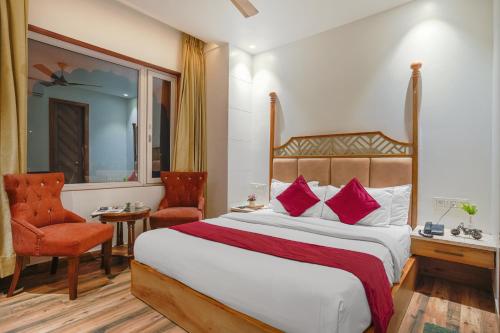 een slaapkamer met een bed, een bureau en een stoel bij HOTEL RV GOLDEN 50 MTR FROM Golden temple in Amritsar