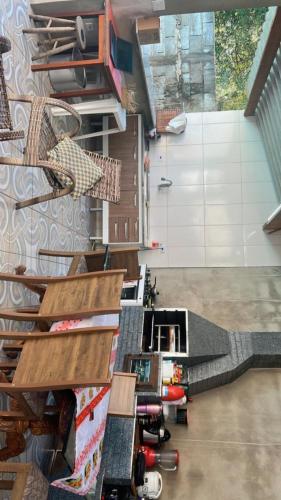 una vista di una stanza con un treno su una parete di casa na praia a Itanhaém