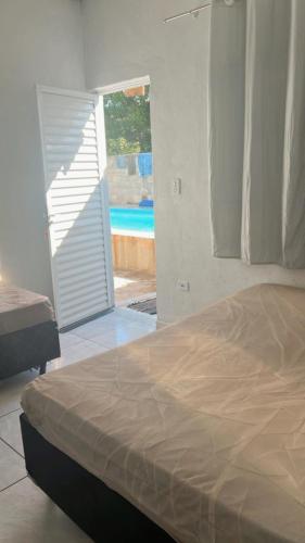 una camera con letto e vista sulla piscina di casa na praia a Itanhaém