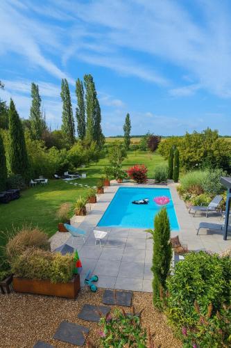 an overhead view of a swimming pool in a garden at Chambre Cheverny, Casa 103 in Messas