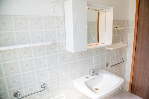 um banheiro com pia e espelho em Two bedroom flat close to the beach in Eraclea em Eraclea Mare
