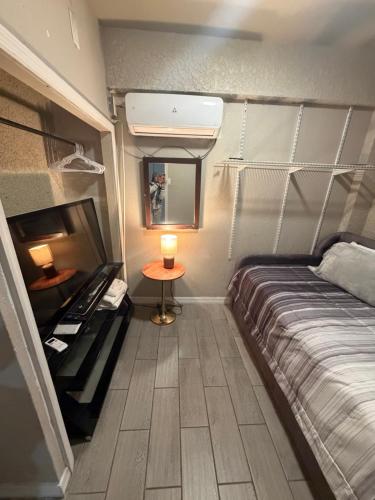 Giường trong phòng chung tại Cozy studio