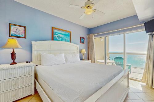 Кровать или кровати в номере Emerald Isle 1002