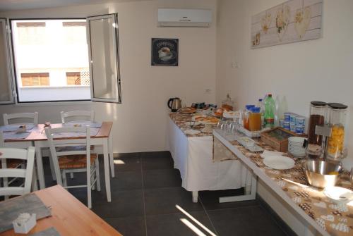 a kitchen with a counter and a table and chairs at Il Vecchio Marsala in Marsala