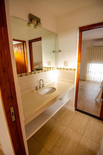 ein Badezimmer mit Waschbecken und Spiegel in der Unterkunft Hotel Estacion in Federación
