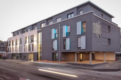 ein Gebäude an der Straßenseite in der Unterkunft Design & Lifestyle Hotel Estilo in Aalen